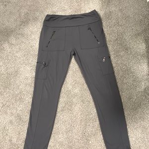Grey leggings with 4 zip pockets